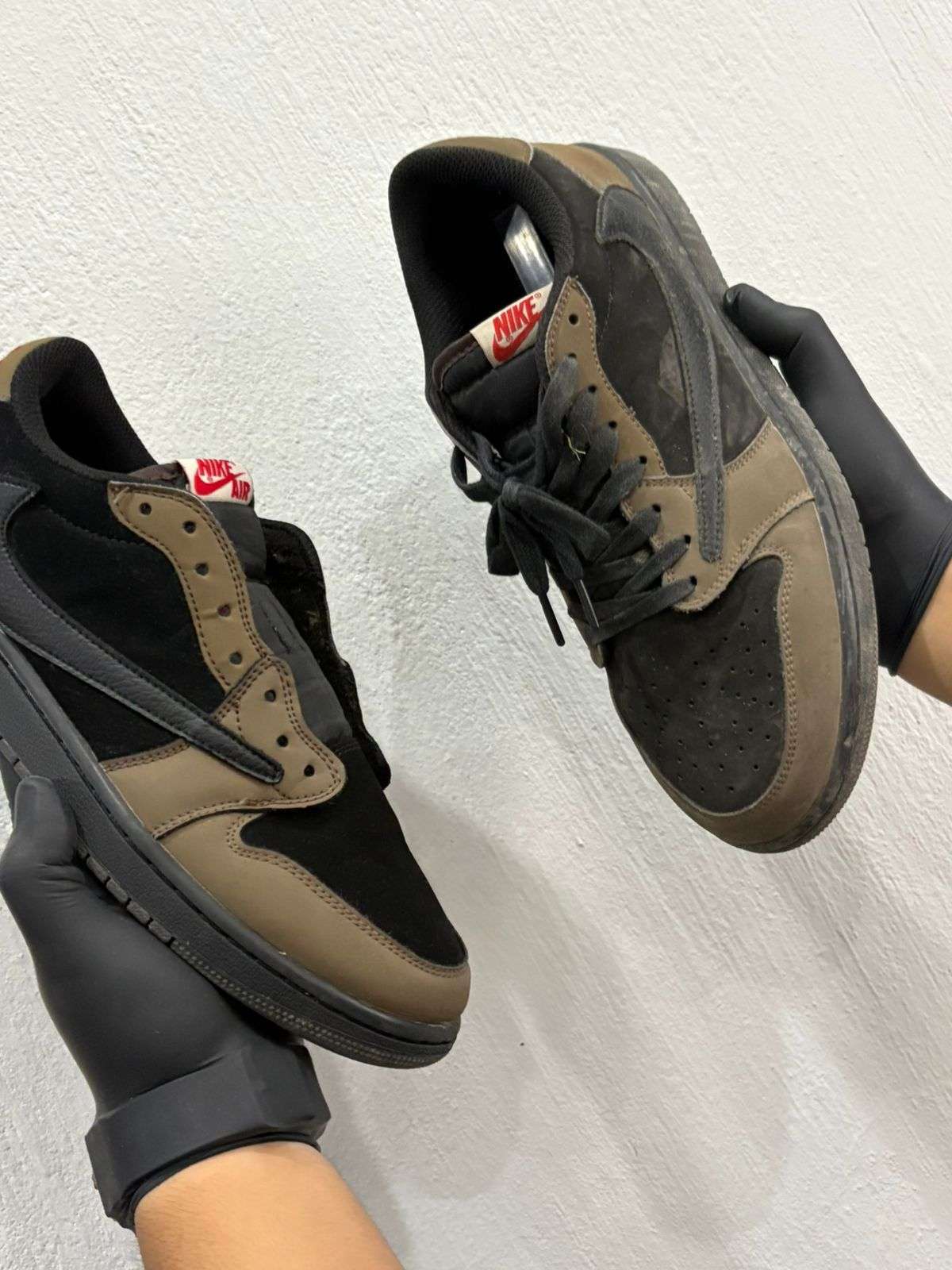 Tenis Travis destacado despues del servicio